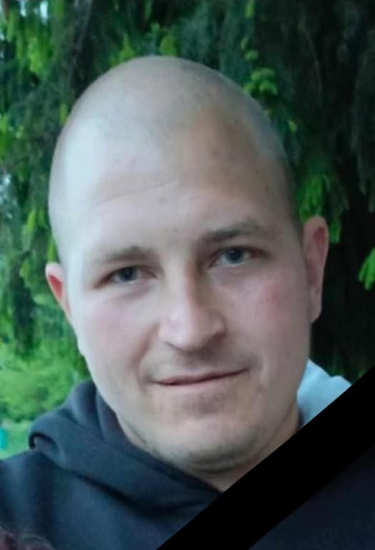 Знову біль, що стискає серце й не знаходить слів…
У бою за Україну загинув житель села Великі Будища — Семенюта Андрій Андрійович (1997 р.н.). Із 24 серпня 2024 року Захисник вважався зниклим безвісти. На жаль, підтверджено, що він загинув під час виконання бойового завдання,
