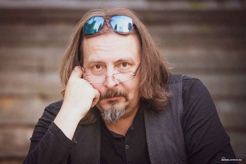 Лидера группы «Палац» Олега Хоменко осудили на три года колонии, пишет БАЖ

Также ему присудили штраф в размере более 20 тысяч рублей.

mediazonaby.com/news/2026/03/0…