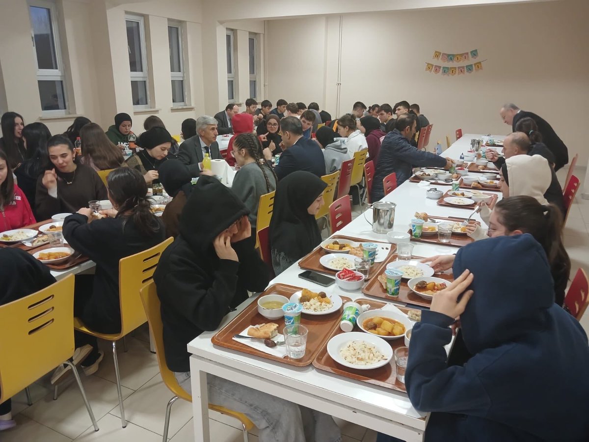 RizeMem53's tweet photo. 📍 Pazar Fen Lisesi

✅ İl Millî Eğitim Müdürümüz Halil İbrahim Akmeşe, Pazar Fen Lisesinde düzenlenen iftar programında öğrencilerimizle bir araya geldi.

🌙 Ramazan ayının paylaşma ve dayanışma ikliminde gerçekleşen programda öğrencilerimizle bir arada olmanın mutluluğu yaşandı. İftar sonrası gerçekleştirilen sohbetlerde öğrencilerimizin akademik çalışmaları, üniversite hedefleri ve bilimsel projeleri üzerine değerlendirmelerde bulunuldu.
@tcmeb @Yusuf__Tekin @RizeVali @akmeseibrahim