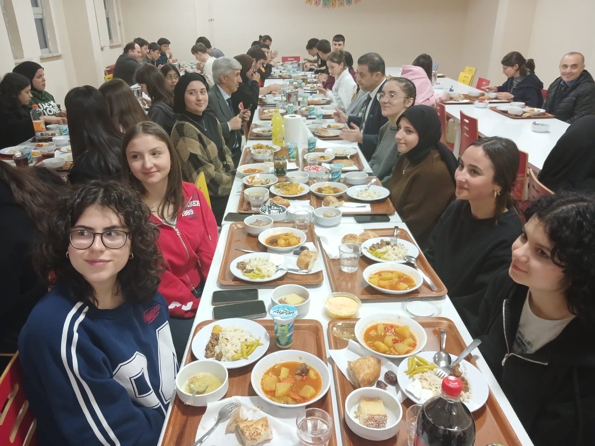 RizeMem53's tweet photo. 📍 Pazar Fen Lisesi

✅ İl Millî Eğitim Müdürümüz Halil İbrahim Akmeşe, Pazar Fen Lisesinde düzenlenen iftar programında öğrencilerimizle bir araya geldi.

🌙 Ramazan ayının paylaşma ve dayanışma ikliminde gerçekleşen programda öğrencilerimizle bir arada olmanın mutluluğu yaşandı. İftar sonrası gerçekleştirilen sohbetlerde öğrencilerimizin akademik çalışmaları, üniversite hedefleri ve bilimsel projeleri üzerine değerlendirmelerde bulunuldu.
@tcmeb @Yusuf__Tekin @RizeVali @akmeseibrahim