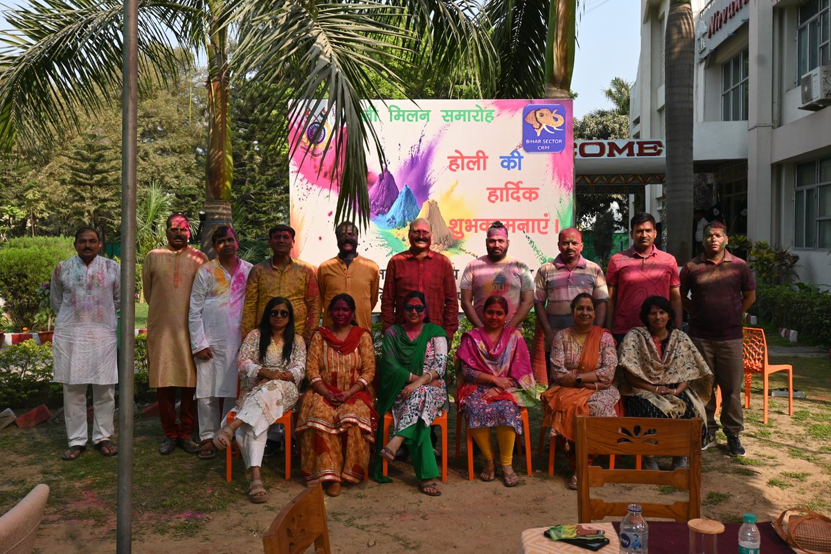 CRPFBIHARSECTOR's tweet photo. बिहार सेक्टर के.रि.पु.बल , श्री राज कुमार महानिरीक्षक ने अधिकारियों और जवानों के साथ होली का पावन पर्व बेहद उत्साह और उमंग के साथ मनाया। इस अवसर पर उन्होंने स्वयं सभी को अबीर-गुलाल लगाकर पर्व की हार्दिक शुभकामनाएं दीं।
#CRPF
#biharsector
#patna
#indian https://t.co/EyyHJdIecd
