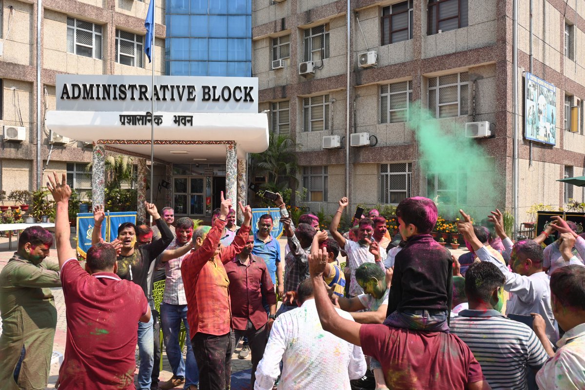 CRPFBIHARSECTOR's tweet photo. बिहार सेक्टर के.रि.पु.बल , श्री राज कुमार महानिरीक्षक ने अधिकारियों और जवानों के साथ होली का पावन पर्व बेहद उत्साह और उमंग के साथ मनाया। इस अवसर पर उन्होंने स्वयं सभी को अबीर-गुलाल लगाकर पर्व की हार्दिक शुभकामनाएं दीं।
#CRPF
#biharsector
#patna
#indian https://t.co/EyyHJdIecd