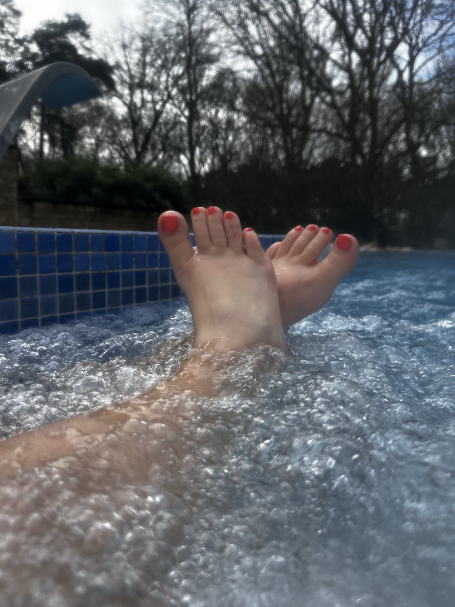 ToetallyCute26's tweet photo. Enjoying the water 💦 🦶🏻 

#footfetısh #feetworshi̇p #feet https://t.co/sbKqAPxmCh