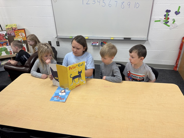 EFESSpoofhounds's tweet photo. Read Across America Week is off to a great start! 📚 https://t.co/JlBNCTJVOO