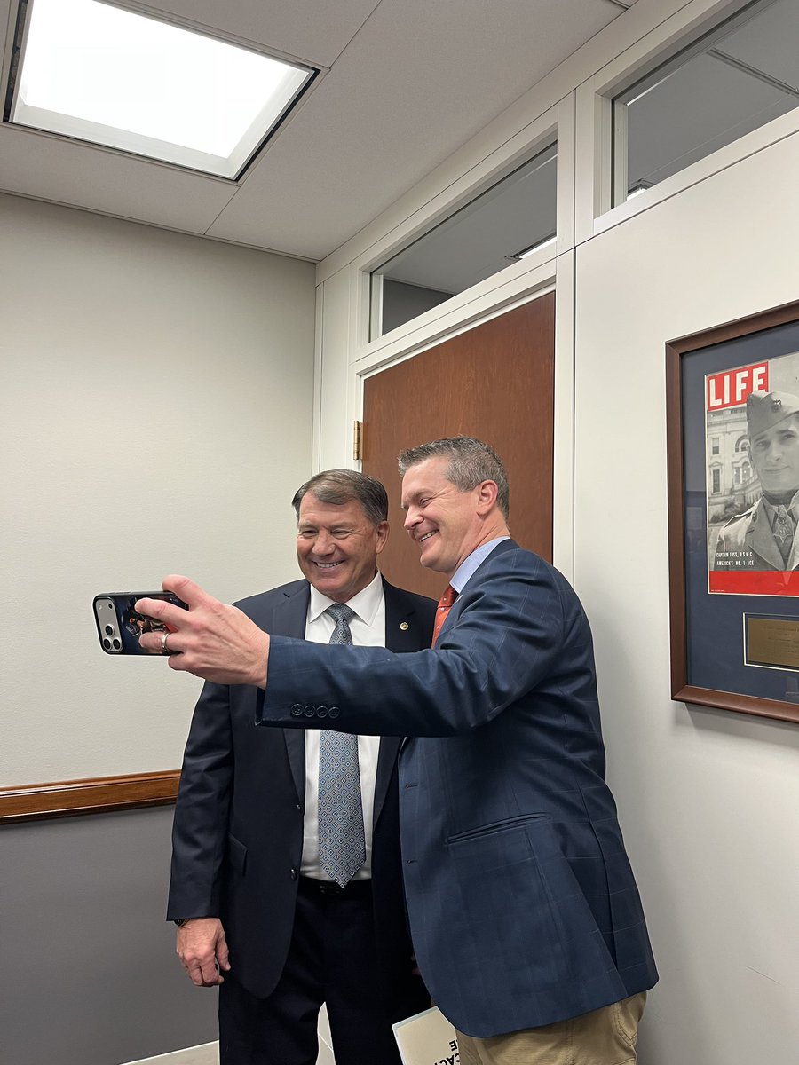 SenatorRounds's tweet photo. Good seeing doctors from our state representing South Dakota State Medical Association. We had a good conversation about healthcare issues impacting physicians and patients. Thank you so much for the hard work you do in keeping South Dakotans healthy. https://t.co/faFcyzFsrF