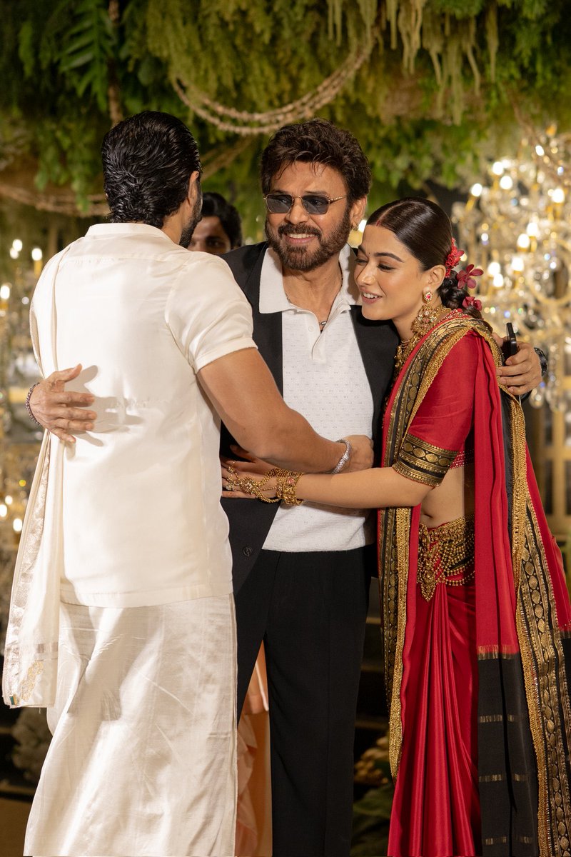 TheNewsof9's tweet photo. #Nagarjuna, #Venkatesh, #NagaChaitanya and #Nani with #VIROSH at the wedding reception.

#VijayDeverakonda #RashmikaMandanna #Viroshreception #Newsof9 https://t.co/mdPkBT6kg0