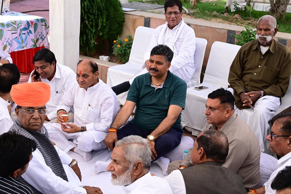 आज कठुवास, ज़िला अलवर में नेता प्रतिपक्ष श्री टीकाराम जूली जी के निवास पर पहुँचकर उनकी माताजी के निधन पर संवेदना व्यक्त की।

ईश्वर से प्रार्थना दिवंगत आत्मा को शांति एवं शोकाकुल परिवार को इस दुःख की घड़ी में संबल प्रदान करे 🙏⁦<a href="/TikaRamJullyINC/">Tika Ram Jully</a>⁩