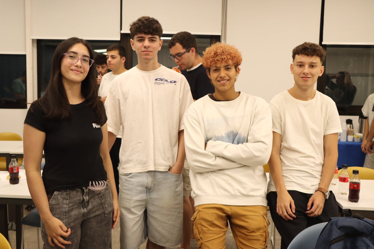 ingenieria_UM's tweet photo. La generación 2026 de la Licenciatura en Informática dio su primer paso en la FIUM: nervios, risas, nuevos amigos 🤝 y hasta coordinaron el primer asado juntos.
Como dijo Adrián Santilli en la jornada: “Triunfemos como equipo antes que morir como individuos”.
#FIUM #IRaMÁS https://t.co/GlQxBlaI77