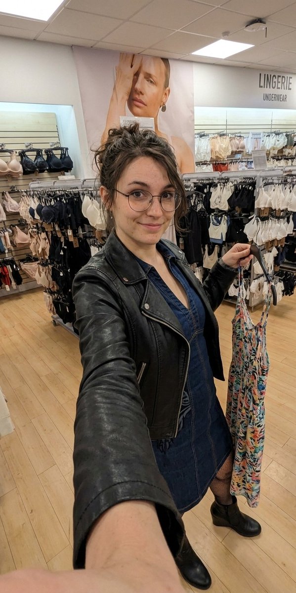 LenaGeekNice's tweet photo. "Une session shopping qui finit... au rayon lingerie ! 🛍️👙 . 😉📸 Je me sens bien dans ce petit look jean et cuir, pas vous ? ❤️👠 #ShoppingTrip #NiceVibes #GeeketteStyle #AuthenticMe #selfie #candidshot  #candidphotos https://t.co/49fbiwOdAy