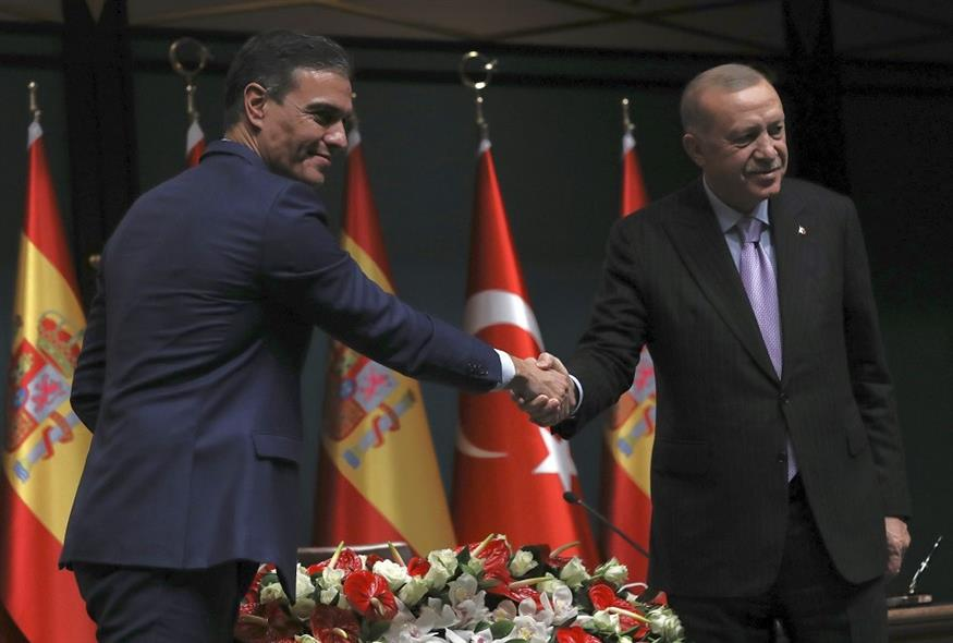 Greekprn's tweet photo. Ο Σάντσεθ εμφανίζεται ως τιμητής της διεθνούς νομιμότητας, αλλά την ίδια στιγμή πουλάει όπλα στην Τουρκία που κατέχει παράνομα τη Β. Κύπρο. Και όταν ερωτάται αν αυτά τα όπλα μπορεί να στραφούν κατά της Ελλάδας,κάνει το παγόνι. Για τέτοιο καραγκιόζη μιλάμε. https://t.co/l9vpbO9cEc