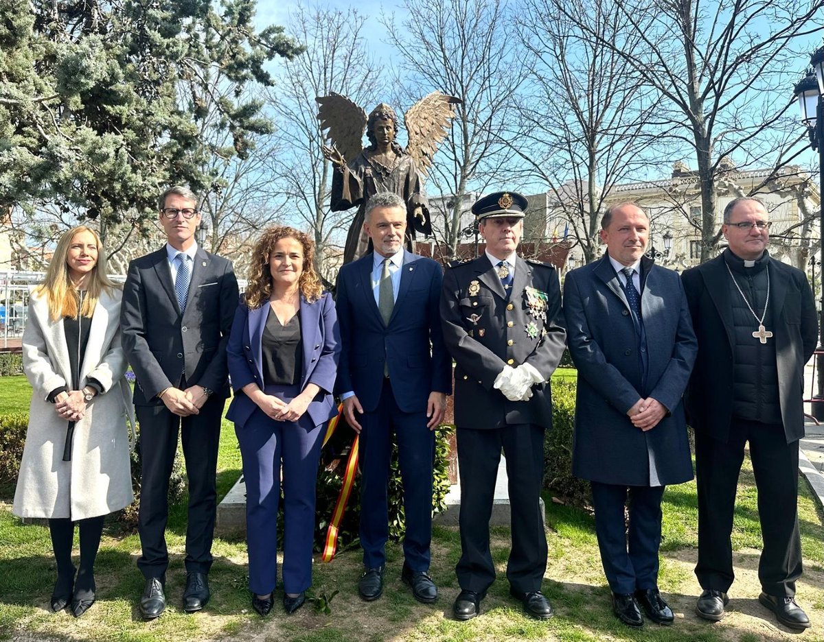 Sup_Policia's tweet photo. Con la inauguración de una estatua dedicada a los #ÁngelesCustodios en #Logroño para la conmemoración del 200 aniversario de la #PolicíaNacional, no solo se señala el segundo centenario, sino que además se recuerda a las víctimas del terrorismo
Nuestro reconocimiento con el máximo #OrgulloSUP por esta idea