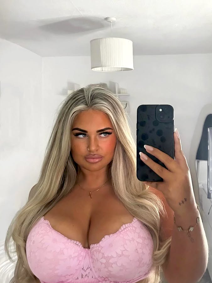 LuvUKBusty's tweet photo. Gorgeous curvy MILF Chloe 😍🔥 https://t.co/VTtlGshrl7