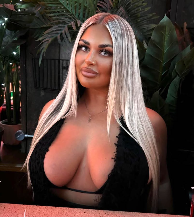LuvUKBusty's tweet photo. Gorgeous curvy MILF Chloe 😍🔥 https://t.co/VTtlGshrl7