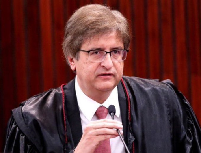 Gonet... Gonet... Ah, Gonet.
Foi contra, né?
Tu deveria estar preso, rapaz!