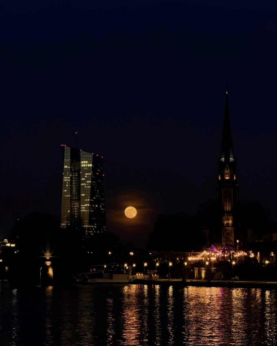 Wer hat den Vollmond in den vergangenen Nächten auch so fasziniert angestarrt? 🌕 👀 Ziemlich eindrucksvoll dieser Instagram-Schnappschuss von Loukjeap... 📸 👏🏻