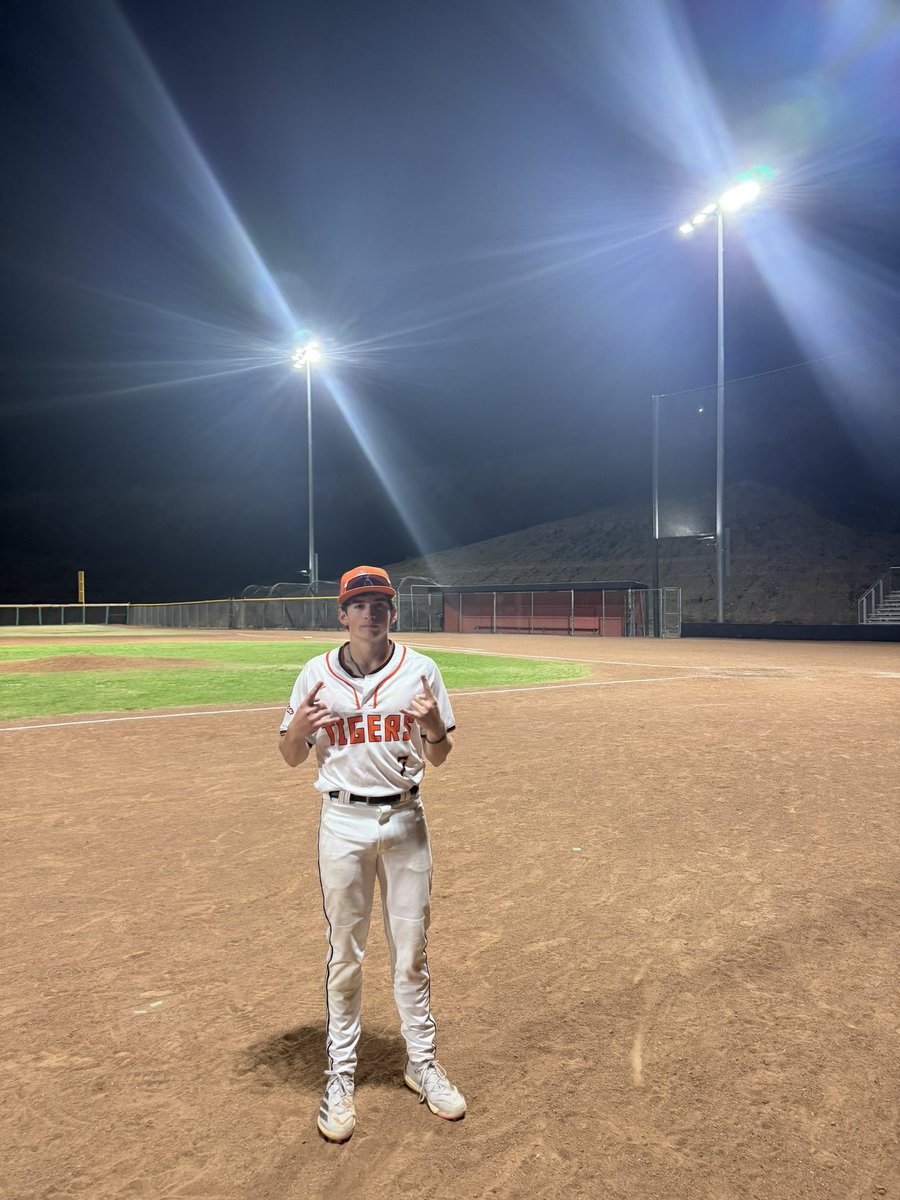 NoahVeith's tweet photo. Hit a walk off double last night vs Hanks. Was 3 for 3 with 4 RBIs heading into this at-bat. https://t.co/QvlgDSfPbZ