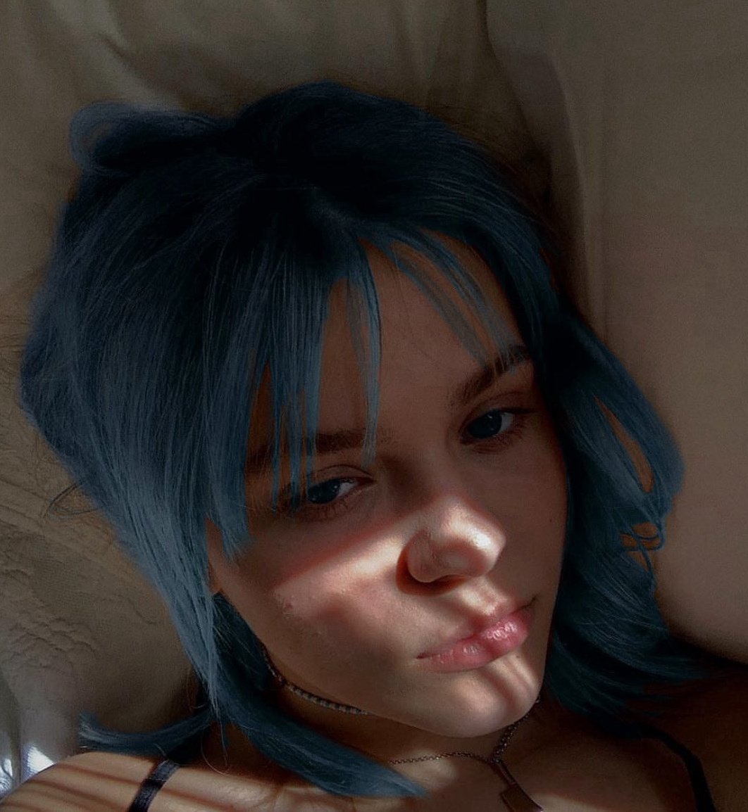Dandeli0ness's tweet photo. physical resemblance is not the most important thing about adapting Chloe Price imo, for me its:

- her GAYNESS
- her punk style (not just style, but her punk attitude and politics too, she's ain't a poser)
- her blue hair
- chemistry with max
- body language and personality https://t.co/3ISb9o0FxM
