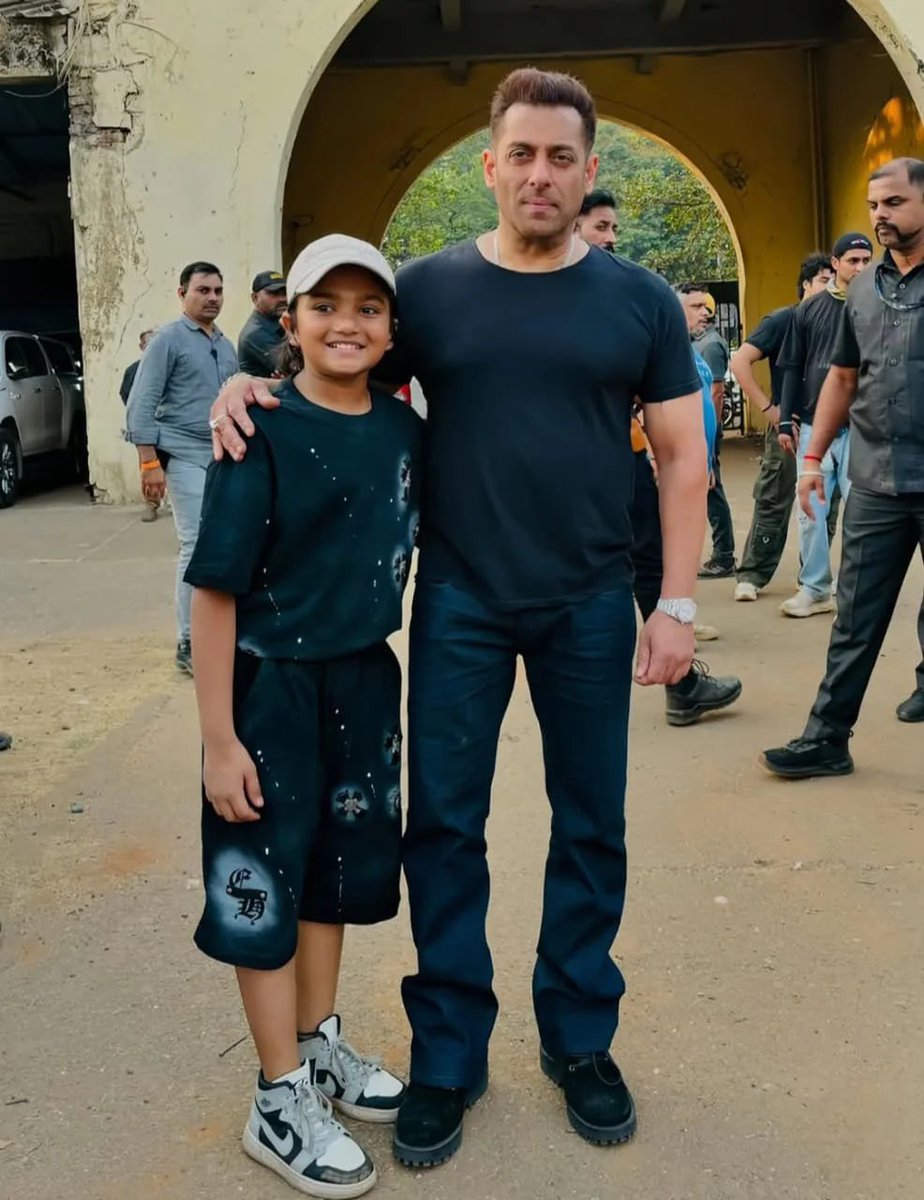 cine_infinity's tweet photo. #SalmanKhan on the sets of #BattleOfGalwan 👊
Looking solid and in top shape the prep clearly shows.
A rare set glimpse with action director #KevinKumar.
Big-scale action drama in the making.
#SalmanKhan #BattleOfGalwan @BeingSalmanKhan https://t.co/lNgAlbNcBj