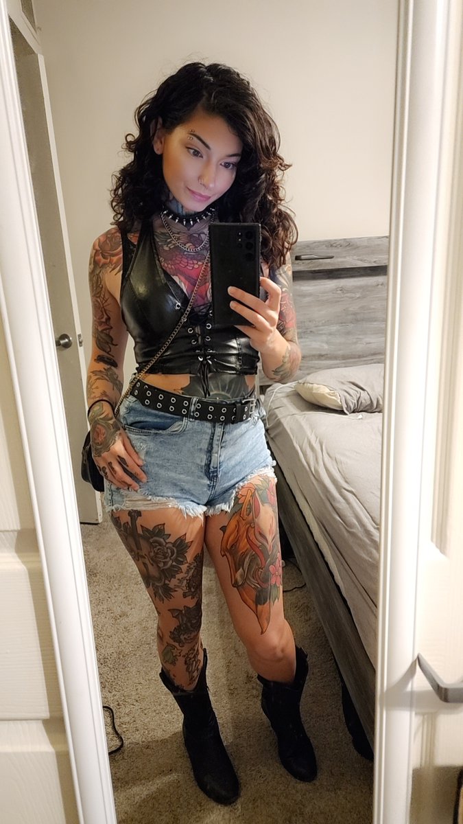 FriskiiFoxx's tweet photo. Oh yeh alt life forever baby 🤘
#rock #alt #goth https://t.co/2cd4Wywa8U