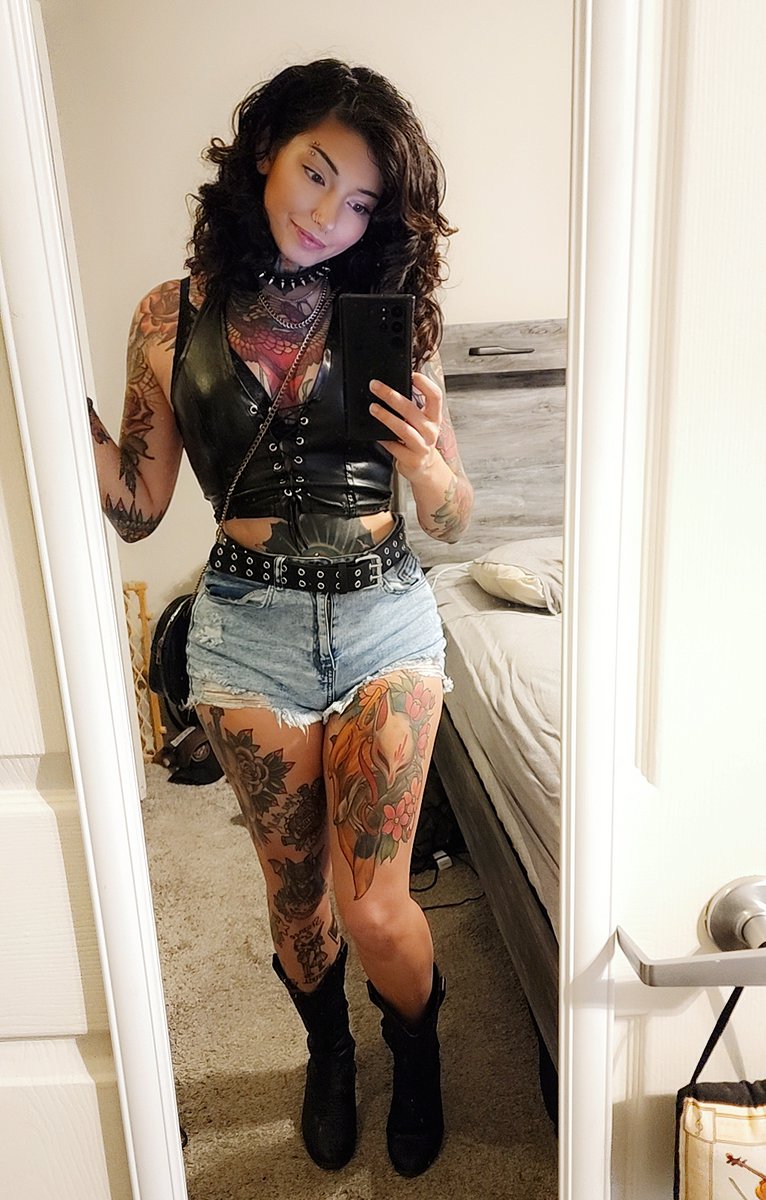 FriskiiFoxx's tweet photo. Oh yeh alt life forever baby 🤘
#rock #alt #goth https://t.co/2cd4Wywa8U
