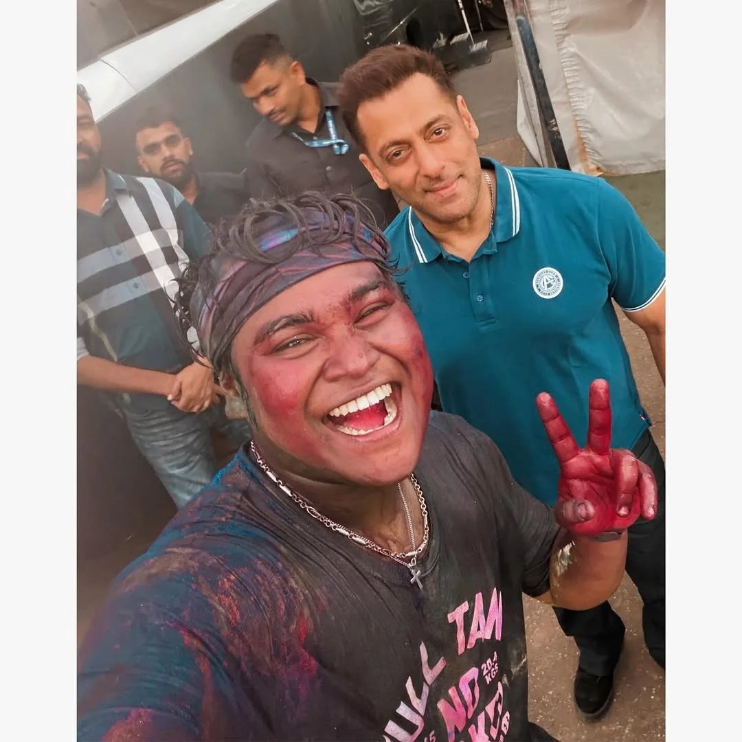 cine_infinity's tweet photo. #SalmanKhan on the sets of #BattleOfGalwan 👊
Looking solid and in top shape the prep clearly shows.
A rare set glimpse with action director #KevinKumar.
Big-scale action drama in the making.
#SalmanKhan #BattleOfGalwan @BeingSalmanKhan https://t.co/lNgAlbNcBj