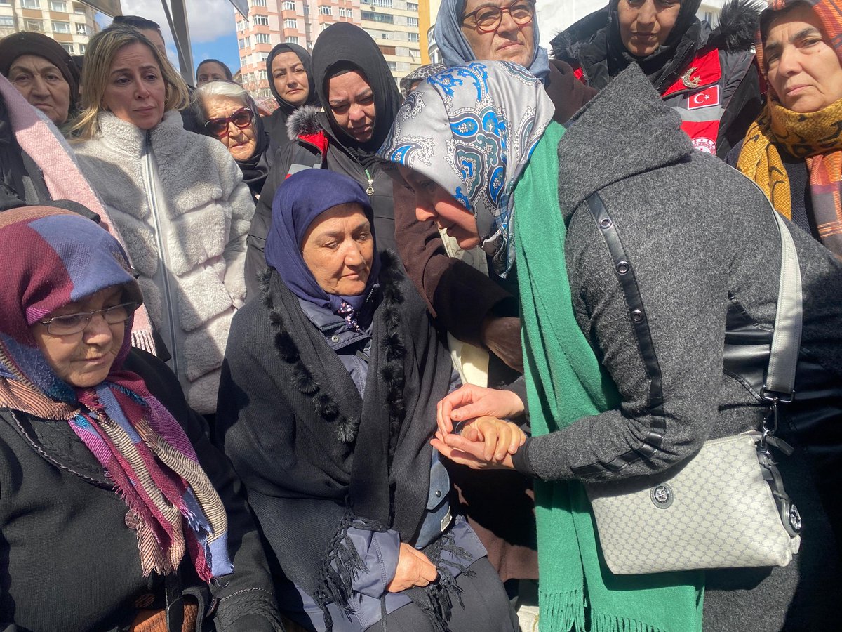 Bazı acıların tarifi yok…

Öğrencisinin saldırısı sonucu hayatını kaybeden öğretmen Fatma Nur Çelik’i son yolculuğuna uğurladık.

Merhume öğretmenimize Allah’tan rahmet; ailesine, yakınlarına ve eğitim camiasına başsağlığı diliyoruz.