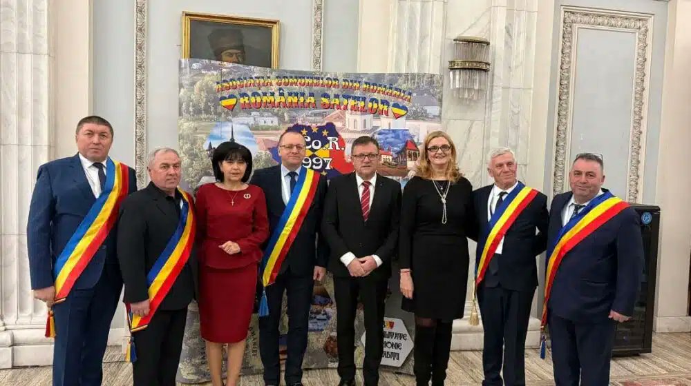 ColtucS's tweet photo. Dezmăț pe bani publici. Chef de jumătate de milion de euro pentru primarii jefuitori, în afară de cazarea la hotelul de 5 stele #primari #chef https://t.co/TB96wQBBHH