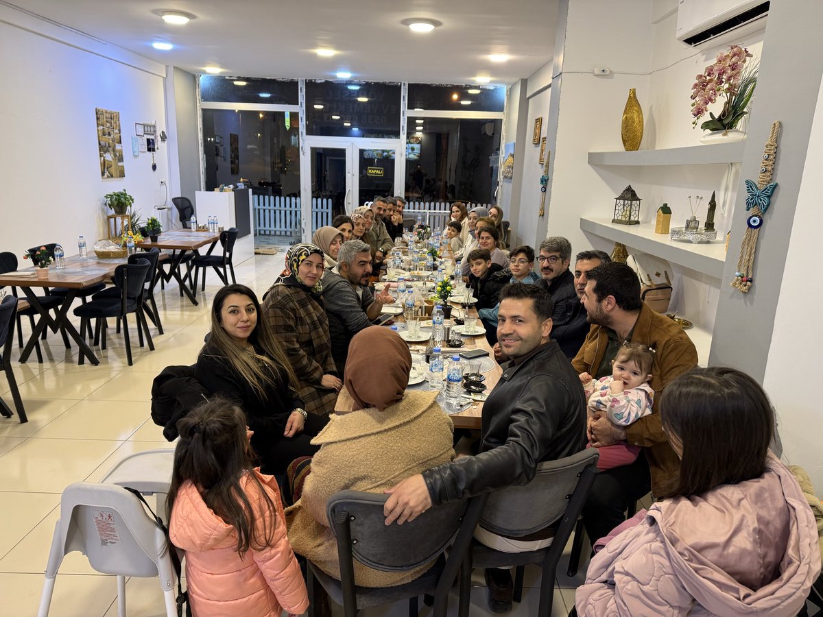 KabalaKayacan's tweet photo. Cüzlerimizi okuduk, hatim duamızı yaptık. Ailemizle iftar saatinde. #RamazanRuhunuYaşat @Yusuf__Tekin @artukluilcemem @mardinilmem @mehmeteminduya1 https://t.co/8hczfxkaNB