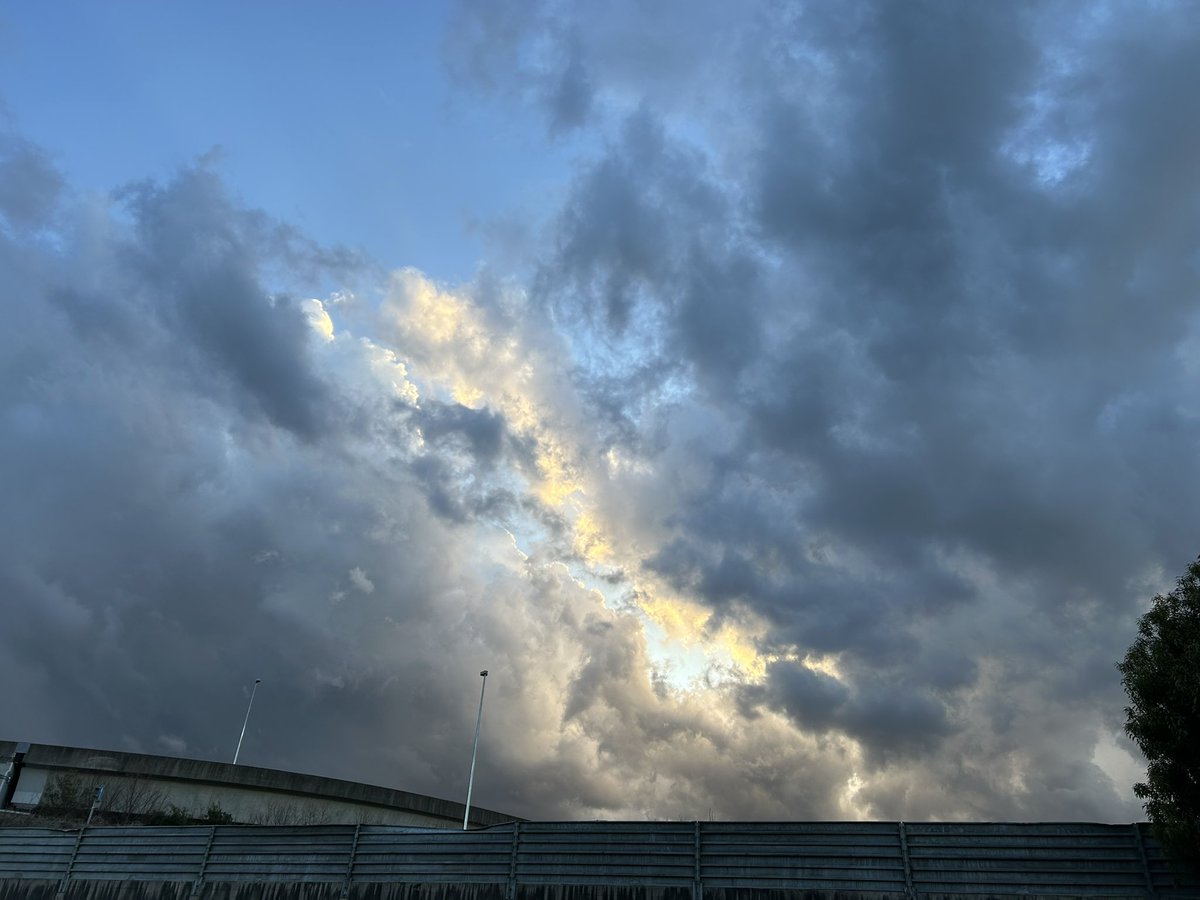 昨日のいい空。雲があるとカッコいいんじゃ（雨降ったけどな）