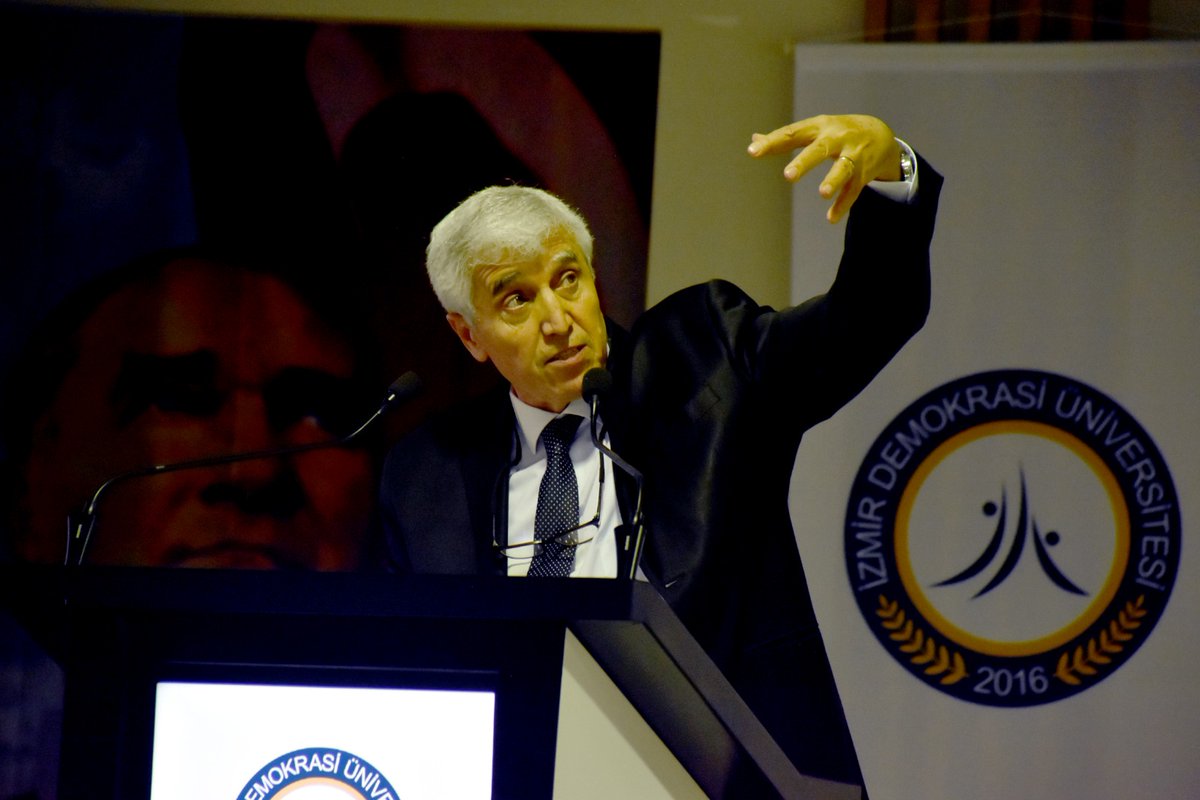 izmirdemokrasi1's tweet photo. Demokrasi’de, Prof. Dr. Hüseyin Bağcı ile Yeni Dünya Düzeni Tartışmaları Konferansı

İzmir Demokrasi Üniversitesi ev sahipliğinde düzenlenen “Yeni Dünya Düzeni/Düzensizliği Tartışmaları ve Türkiye’nin Konumu” başlıklı konferans, uluslararası sistemde yaşanan dönüşümlerin ve Türkiye’nin küresel rolünün akademik bir perspektifle değerlendirildiği önemli bir buluşma oldu.

Uluslararası ilişkiler alanının önde gelen isimlerinden Prof. Dr. Hüseyin Bağcı’nın konuşmacı olarak katıldığı programın moderatörlüğünü, Uluslararası İlişkiler Bölüm Başkanı Prof. Dr. Arif Bağbaşlıoğlu üstlendi.

Konferansta Prof. Dr. Bağcı, günümüz uluslararası gündemini Türkiye’nin de içinde bulunduğu coğrafyadaki medeniyetlerin tarihsel rollerine atıflar yaparak değerlendirdi. Küresel güç dengelerindeki değişim, bölgesel krizler ve uluslararası sistemdeki dönüşüm dinamiklerine değinen Bağcı, uluslararası güncel sorunlar karşısında Türkiye’nin pozisyonunu ve geçmişten geleceğe uzanan küresel konumlanışını kapsamlı biçimde analiz etti. Uzun yıllara dayanan akademik tecrübesini ve uluslararası ilişkiler bağlamında birebir tanıklık ettiği gelişmeleri katılımcılarla paylaşan Bağcı, değerlendirmelerini somut örnekler ve saha deneyimleriyle destekledi.

“DEMOKRASİ DAHA GÖRÜNÜR OLDU” 

Bağcı konuşmasında ayrıca İzmir Demokrasi Üniversitesinin son dönemde yakaladığı ivmeye de işaret ederek, üniversitenin daha çok görünür ve kendinden söz ettirir olmaya başladığını kaydetti.

Üniversite üst yönetim kadrosu, akademisyenler, idari personel ve öğrencilerin de ilgiyle izlediği konferansın anısına İzmir Demokrasi Üniversitesi Rektörü Prof. Dr. Selim Karahasanoğlu, Prof. Dr. Hüseyin Bağcı’ya üniversitenin özel tasarım anı tabağını takdim ederken, Dokuz Eylül Üniversitesi Rektör Yardımcısı Prof. Dr. Dilşen İnce Erdoğan da teşekkür belgesini sundu. Yoğun katılımla gerçekleşen etkinlik, son bölümde öğrencilerin Prof. Dr. Hüseyin Bağcı’ya yönelttiği sorularla interaktif bir zemine taşındı. Soru-cevap bölümünde güncel küresel krizler, Türkiye’nin dış politika öncelikleri ve gençlerin uluslararası sistemdeki dönüşüme bakışı üzerine değerlendirmeler yapıldı.
#izmirdemokrasiüniversitesi
#konferans #Diplomasi