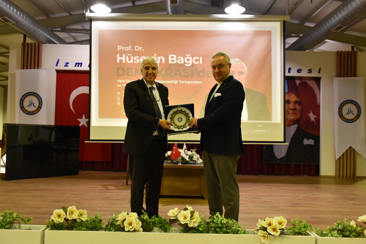 izmirdemokrasi1's tweet photo. Demokrasi’de, Prof. Dr. Hüseyin Bağcı ile Yeni Dünya Düzeni Tartışmaları Konferansı

İzmir Demokrasi Üniversitesi ev sahipliğinde düzenlenen “Yeni Dünya Düzeni/Düzensizliği Tartışmaları ve Türkiye’nin Konumu” başlıklı konferans, uluslararası sistemde yaşanan dönüşümlerin ve Türkiye’nin küresel rolünün akademik bir perspektifle değerlendirildiği önemli bir buluşma oldu.

Uluslararası ilişkiler alanının önde gelen isimlerinden Prof. Dr. Hüseyin Bağcı’nın konuşmacı olarak katıldığı programın moderatörlüğünü, Uluslararası İlişkiler Bölüm Başkanı Prof. Dr. Arif Bağbaşlıoğlu üstlendi.

Konferansta Prof. Dr. Bağcı, günümüz uluslararası gündemini Türkiye’nin de içinde bulunduğu coğrafyadaki medeniyetlerin tarihsel rollerine atıflar yaparak değerlendirdi. Küresel güç dengelerindeki değişim, bölgesel krizler ve uluslararası sistemdeki dönüşüm dinamiklerine değinen Bağcı, uluslararası güncel sorunlar karşısında Türkiye’nin pozisyonunu ve geçmişten geleceğe uzanan küresel konumlanışını kapsamlı biçimde analiz etti. Uzun yıllara dayanan akademik tecrübesini ve uluslararası ilişkiler bağlamında birebir tanıklık ettiği gelişmeleri katılımcılarla paylaşan Bağcı, değerlendirmelerini somut örnekler ve saha deneyimleriyle destekledi.

“DEMOKRASİ DAHA GÖRÜNÜR OLDU” 

Bağcı konuşmasında ayrıca İzmir Demokrasi Üniversitesinin son dönemde yakaladığı ivmeye de işaret ederek, üniversitenin daha çok görünür ve kendinden söz ettirir olmaya başladığını kaydetti.

Üniversite üst yönetim kadrosu, akademisyenler, idari personel ve öğrencilerin de ilgiyle izlediği konferansın anısına İzmir Demokrasi Üniversitesi Rektörü Prof. Dr. Selim Karahasanoğlu, Prof. Dr. Hüseyin Bağcı’ya üniversitenin özel tasarım anı tabağını takdim ederken, Dokuz Eylül Üniversitesi Rektör Yardımcısı Prof. Dr. Dilşen İnce Erdoğan da teşekkür belgesini sundu. Yoğun katılımla gerçekleşen etkinlik, son bölümde öğrencilerin Prof. Dr. Hüseyin Bağcı’ya yönelttiği sorularla interaktif bir zemine taşındı. Soru-cevap bölümünde güncel küresel krizler, Türkiye’nin dış politika öncelikleri ve gençlerin uluslararası sistemdeki dönüşüme bakışı üzerine değerlendirmeler yapıldı.
#izmirdemokrasiüniversitesi
#konferans #Diplomasi