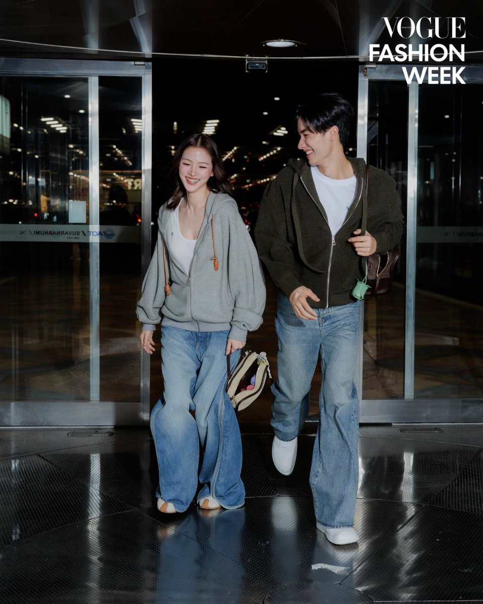 #VogueFashionWeek เปิดโมเมนต์แอร์พอร์ตลุคของ ‘เต-ตะวัน’ <a href="/Tawan_V/">เทย์ทาวาฬ</a> และ ‘ใบเฟิร์น-พิมพ์ชนก’ แบรนด์แอมบาสเดอร์ Loewe  <a href="/LoeweOfficial/">LOEWE</a> จากประเทศไทย ที่เตรียมพร้อมสำหรับการเดินทางสู่กรุงปารีส เพื่อชมโชว์คอลเล็กชั่นฤดูใบไม้ร่วง/ฤดูหนาว 2026 โดย Jack McCollough และ Lazaro Hernandez