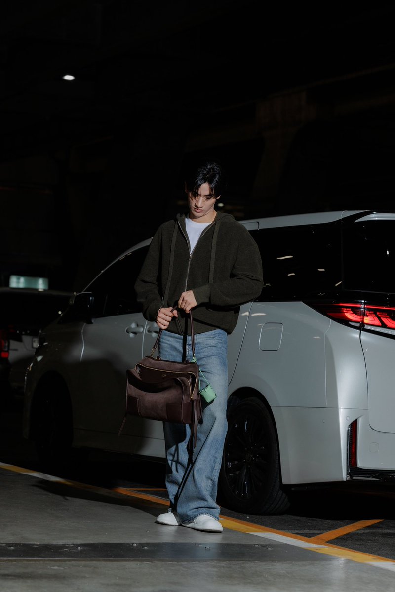 โลเอเว่แอมบาสเดอร์ เต ตะวัน วิหครัตน์
เตรียมออกเดินทางจากสนามบินสุวรรณภูมิ กรุงเเทพฯ มุ่งหน้าสู่กรุงปารีส เพื่อร่วมชมการนำเสนอคอลเลคชั่นสำหรับสุภาพบุรุษและสุภาพสตรี ประจำฤดูใบไม้ร่วงและฤดูหนาว 2026 ของ โลเอเว่

#WWDThailand 
#LOEWE #เตตะวัน
#LOEWEFW26