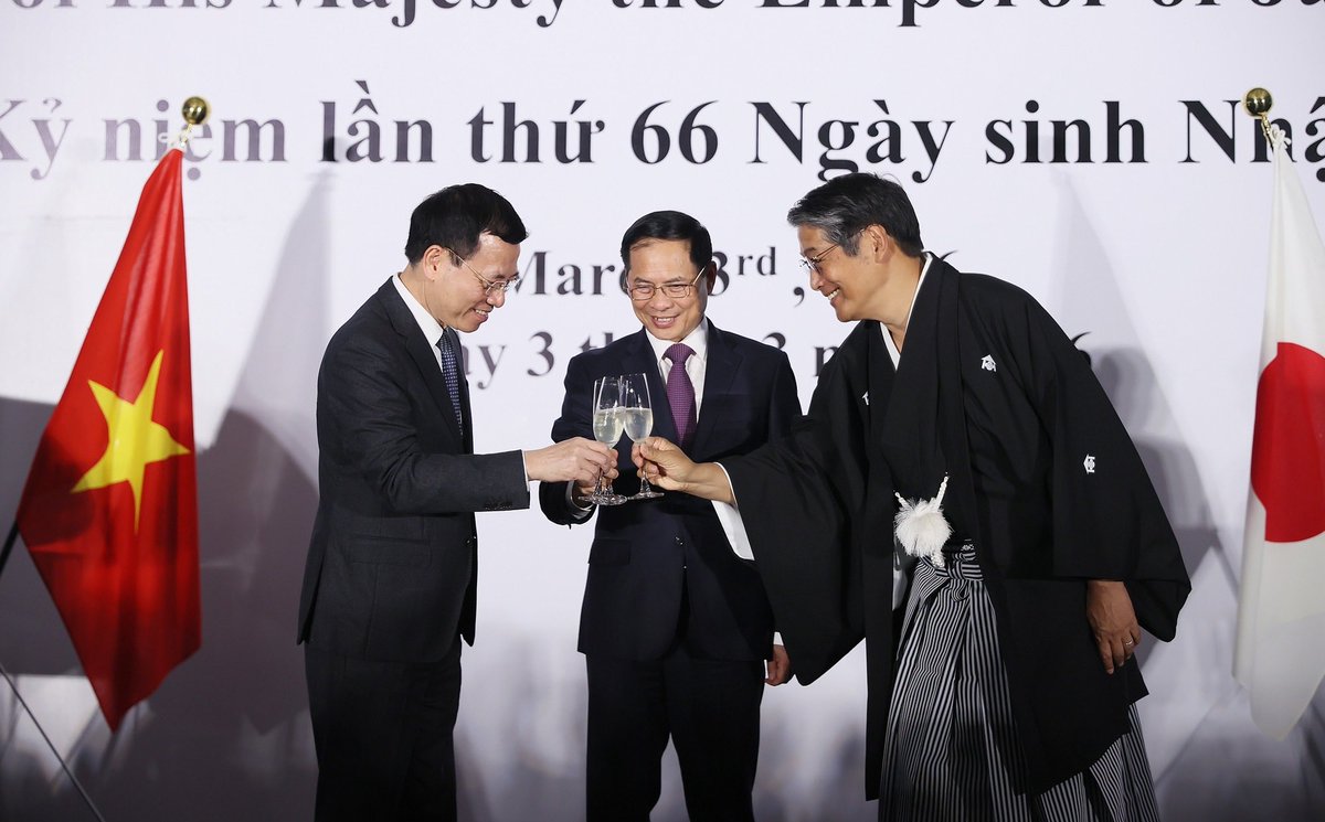KLAWSjapan's tweet photo. Đại sứ Nhật Bản đánh giá cao triển vọng hợp tác kinh tế Việt Nam-Nhật Bản
駐ベトナム日本大使,日越経済協力の見通しを高く評価
Tối 3/3, Đại sứ quán Nhật Bản tổ chức Lễ tiếp tân kỷ niệm lần thứ 66 Ngày sinh của Nhà vua Nhật Bản Naruhito.
Theo: Báo CP
#klaws https://t.co/KRnbEvEUed