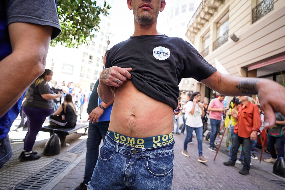 Brutal represión a la movilización en defensa del trabajo

Hoy, la Asociación Bancaria participó de la movilización hacia el Ministerio de Trabajo, convocada por el SUTNA, la CGT y las CTA frente al cierre de la empresa FATE y la grave situación que atraviesan miles trabajadores.