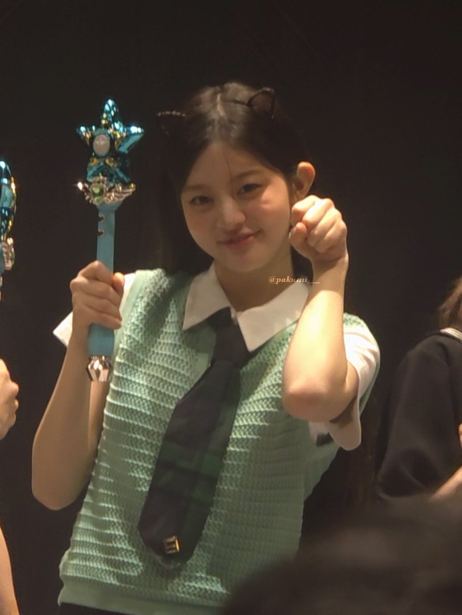쭈냥이 만나고 싶어서 항상 주머니에 츄르 넣고 다녔는데 쭈냥이가 츄르 말고 연어 달래 🐱