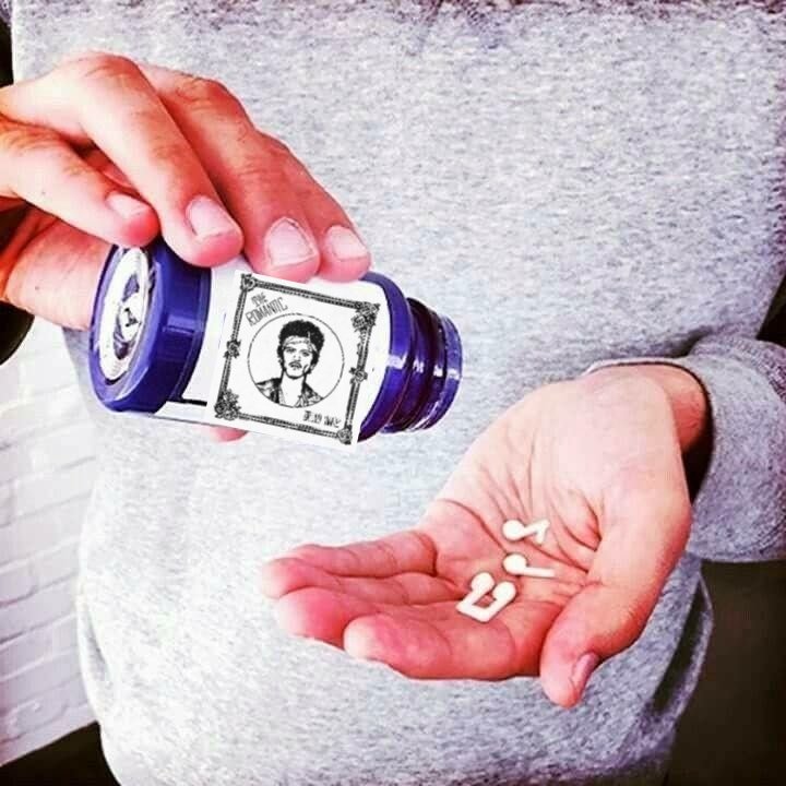 BrunomarsBEL's tweet photo. WHEN YOU CAN’T STOP LISTENING. 
#theromantic #brunomars https://t.co/36yk3nGmV4