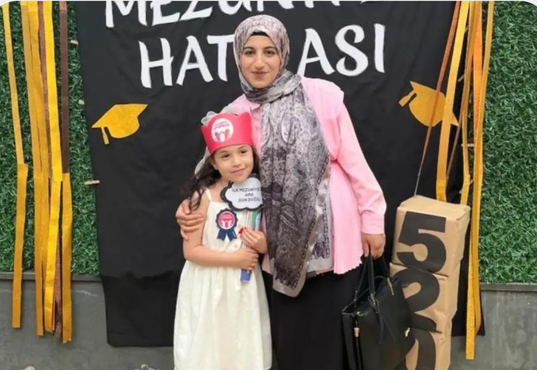 ilksen_Harmanci's tweet photo. Bir evladın annesi
Bir annenin kızı #fatmanur #öğretmen nim
Nasıl üzgünüm nasıl
Nurlar içinde yat🌹
Diyecek hiç bir şey bulamıyorum
Kelimeler kurudu
Veeee
#fatmanurcelik
Bu cinayetin, bu katmanlı olayların perdelenmesinde kimin dahli varsa
iki dünyada da yakası bir araya gelmesin!
Söylenecek o kadar çok söz var ki…
Neyse.
Temenniler, başsağlıkları, “çok üzgünüz”ler…
Bla, bla, bla…
“Yeter artık!” cümlesi bile utandı, eskidi.
Demek ki yetmedi, yetmiyor o arsız nefislerinize.
Eleştirirken ar, namus diye sattığınız ne varsa…
hepsi kulaklarınız duysun diye bağırılıyor ama
yine de yetmiyor.
İnsan gerçekten
çıldıracak gibi oluyor.