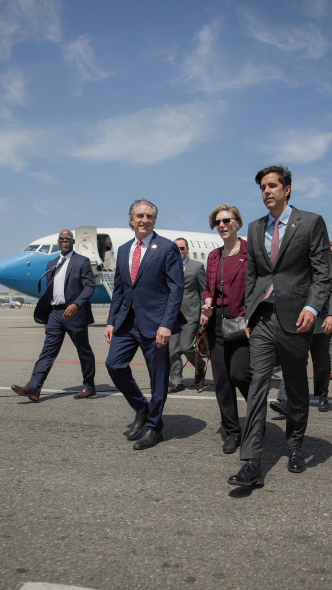 Doug Burgum, secretario del Interior de EE.UU., llega a Caracas para reunirse con Delcy Rodríguez, y establecer mecanismos para la inversión en el sector minero y energético.