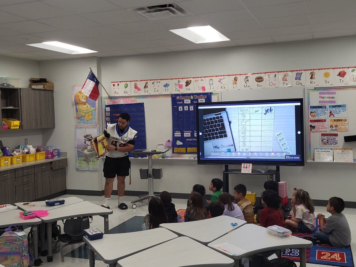CHSFalcons_FB's tweet photo. Day 3 of Read Across America Week! 📚Thank you to De Zavala Elementary for allowing our student-athletes to come read to your scholars today. We appreciate the opportunity to give back! #FalconPride🔵🟡 https://t.co/bCJyCldhIO