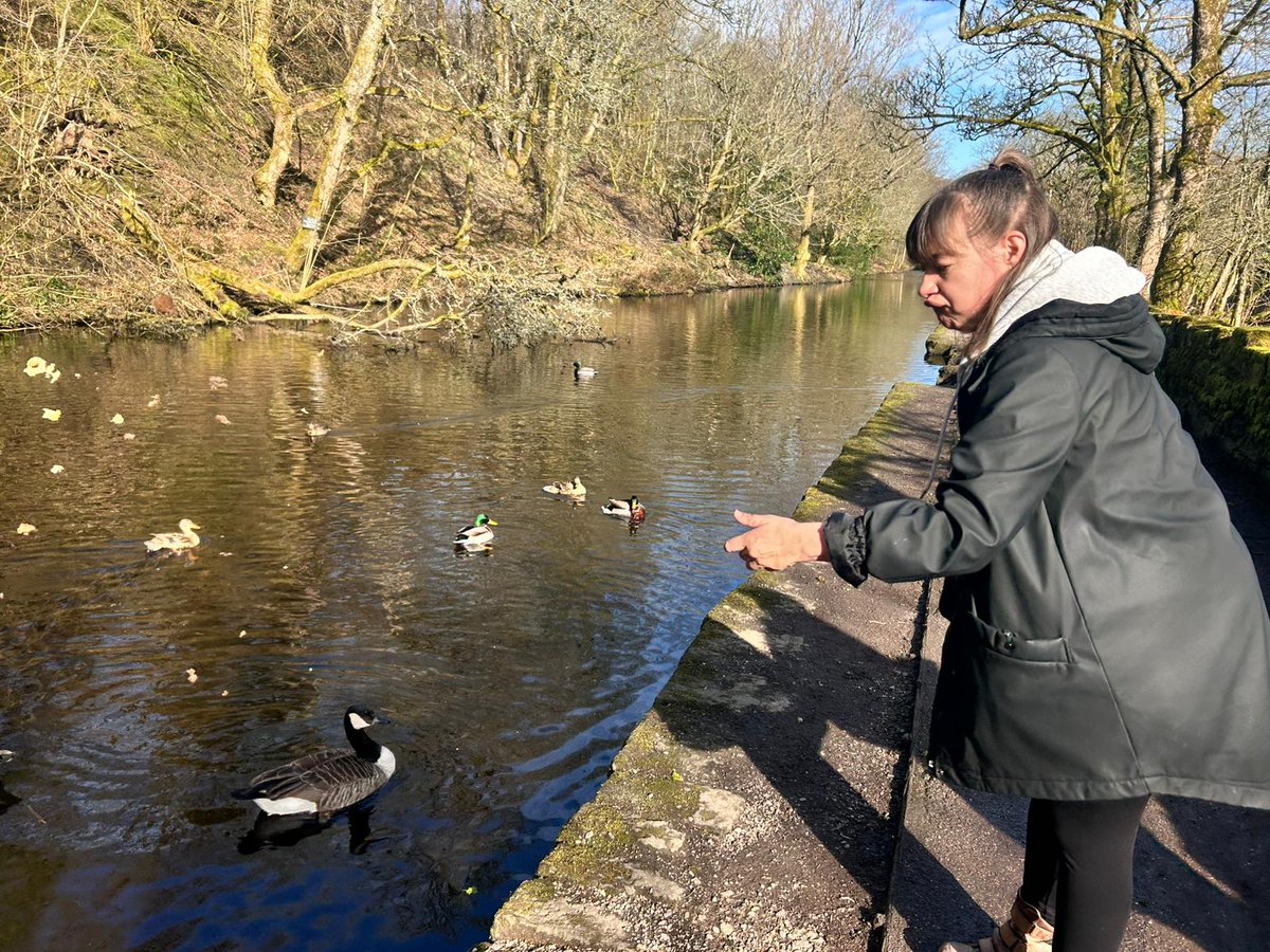 WeAreMioCare's tweet image. Catherine has been enjoying some very welcome blue skies and sunshine this week, and yesterday she chose to walk along the old Delph Donkey railway line and to Uppermill alongside the canal.

🦆🌿🌤️

#SupportedLiving