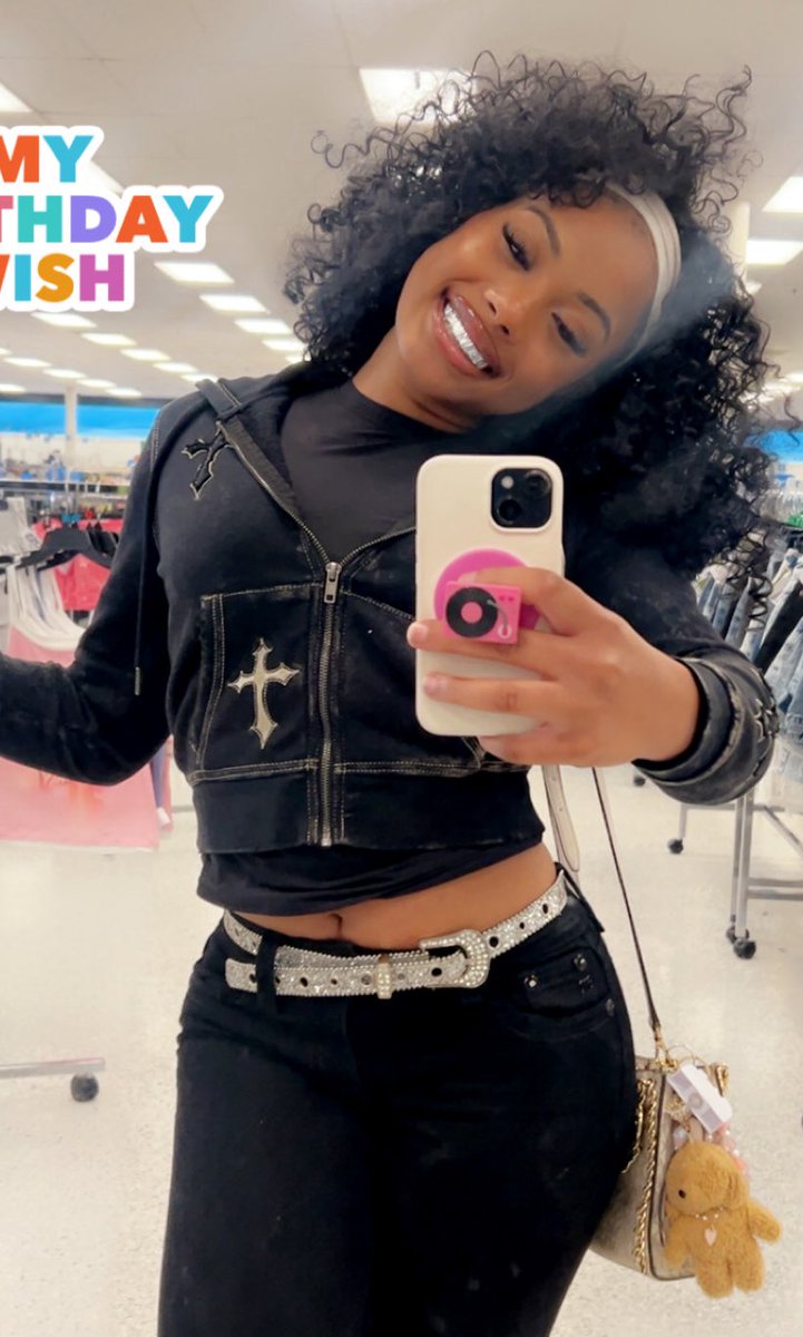 princess mari 👑 tweet media