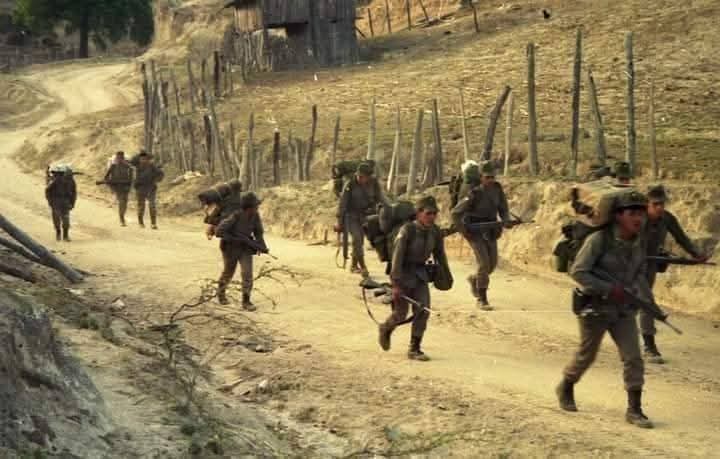 EJTO_FAM_GN's tweet photo. ¿Que si ser Militar es fácil?

Cuando vas a operaciones es bien fácil 🙄
Solo 🙄🙄🙄🙄
Caminas y caminas durante horas sin saber si estás en la dirección correcta y si no pues vuelves a regresarte por el mismo camino 

Y si te agarra la noche nimodos pernoctas en un lugar para pasar la noche al día siguiente vuelves a caminar 

Imagínate y tienes que cargar tu equipo y aparte de tu equipo súmale todo el abastecimiento aparte del abastecimiento los sartenes los peroles tu arm4 tu casco 🪖 🙄 

Ahora sí que subes y bajas montañas pero lo más increíble de todo es que conoces lugares únicos.