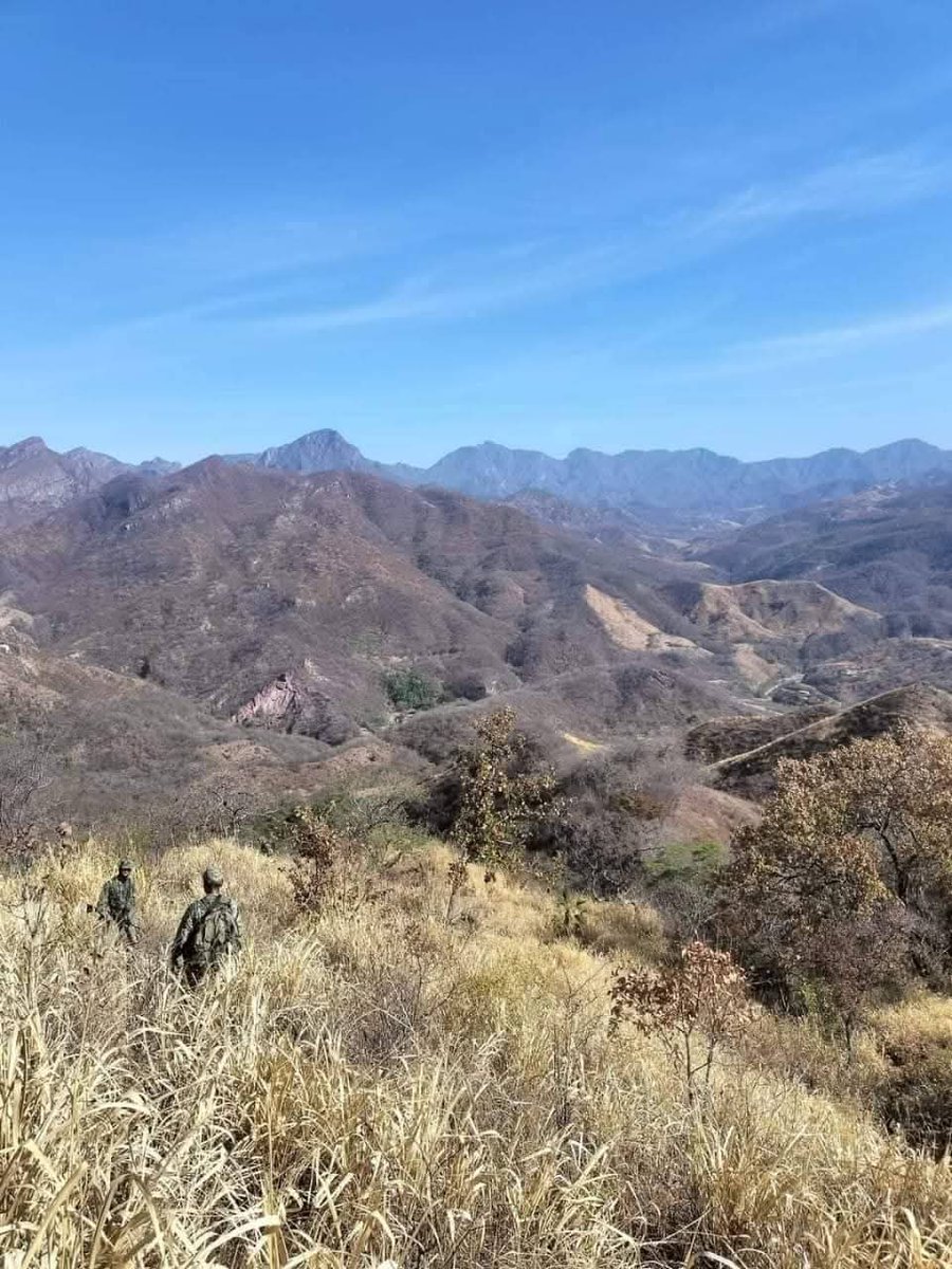 EJTO_FAM_GN's tweet photo. ¿Que si ser Militar es fácil?

Cuando vas a operaciones es bien fácil 🙄
Solo 🙄🙄🙄🙄
Caminas y caminas durante horas sin saber si estás en la dirección correcta y si no pues vuelves a regresarte por el mismo camino 

Y si te agarra la noche nimodos pernoctas en un lugar para pasar la noche al día siguiente vuelves a caminar 

Imagínate y tienes que cargar tu equipo y aparte de tu equipo súmale todo el abastecimiento aparte del abastecimiento los sartenes los peroles tu arm4 tu casco 🪖 🙄 

Ahora sí que subes y bajas montañas pero lo más increíble de todo es que conoces lugares únicos.