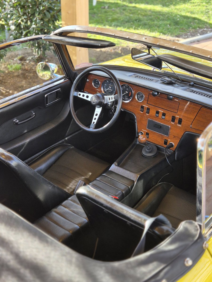 julienrosburger's tweet photo. La leçon de Colin Chapman 🏁 Connaissez-vous la Lotus Elan Sprint ?! Moins de 700 kg, aucune assistance, juste du pur feeling mécanique. Le "Light is Right" dans sa forme la plus pure. Vous validez ? 
#LotusElan #ElanSprint #ColinChapman #LightIsRight #ClassicCars #VintageStyle https://t.co/jgYlEEbDlC
