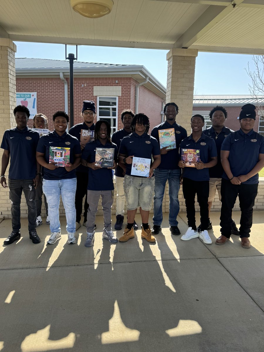 PWBStampedeFTBL's tweet photo. Stampede Football had a chance to sit down with @Southview_TCS classes and read for Reading Across America. Thank you all for the opportunity to be great role models in our community. 
#GS 
#STAMPED
#RecruitDaDale https://t.co/iYZKtjk2tS