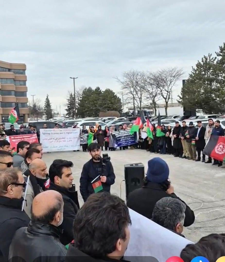 HrktAwlm's tweet photo. ټورنټو کې لاریون – د افغانستان د رهبرو ښځو غورځنګ

د سه شنبې په ورځ، په ټورنټو، کاناډا کې د پاکستان قونسلګرۍ مخې ته د افغانستان د رهبرو ښځو غورځنګ په پراخ حضور سره په لاریون کې ګډون وکړ، چې هدف یې د افغانستان په بې ګناه ملکي وګړو، ماشومانو او ښځو د وژنې په اړه د پاکستاني رژیم د بمباریو پر ضد خپل اعتراض څرګندول و.

برنامه د کلام‌الله مجید د سپېڅلو آیتونو په تلاوت پیل شوه او وروسته د افغانستان او کاناډا ملي سرودونه وغږول شول، څو وښيي چې موږ د خپلو ملي ارزښتونو درناوی کوو او د قانون او انساني اصولو په چوکاټ کې خپل غږ پورته کوو.

ګډونوالو د شعارونو په ورکولو سره له نړیوالې ټولنې وغوښتل چې د افغانستان وضعیت ته جدي پاملرنه وکړي او د هېواد پر حریم د پاکستاني رژیم هر ډول تېری ودرول شي. د غورځنګ غړو اعلان وکړ:
“د افغان ولس وینه ارزانه نه ده، د ماشومانو چیغې، د میندو اوښکې او د بې ګناه خلکو وژنه هېڅکله جواز نه لري!”

دا لاریون په سوله‌ییزه فضا کې ترسره شو او څرګنده یې کړه چې موږ د ملي وحدت، یووالي او د خپل ولس د حقونو د دفاع لپاره ولاړ یو، او د ظلم پر وړاندې به هېڅکله چوپ پاتې نه شو.

د لاریون په پای کې پرېکړه لیک په دري، پښتو او انګلیسي ژبو ولوستل شو، چې پکې د ملي حاکمیت حق، د خاورې د تمامیت ساتنه، او د بې ګناه ولس پر وړاندې د تاوتریخوالي د پای ته رسېدو غوښتنه په کلکه مطرح شوه.

د افغانستان د رهبرو ښځو غورځنګ