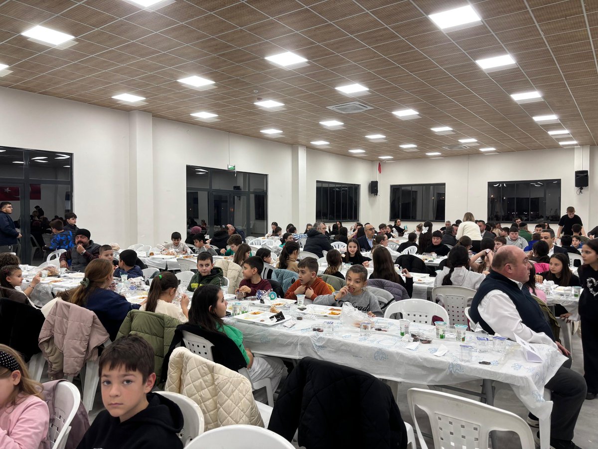YtongTurk's tweet photo. Okulumuz bünyesinde iftar yemeği programı düzenledik. Başta kaymakamımız sayın Refik ÖZSOY olmak üzere bütün daire amirleri katıldı. Ramazan'ın birlik beraberlik ve paylaşma ruhunu yansıtan geceye katkı sunan herkese teşekkür ederiz. #MaarifinKalbindeRamazan https://t.co/ssu1EiYB1U