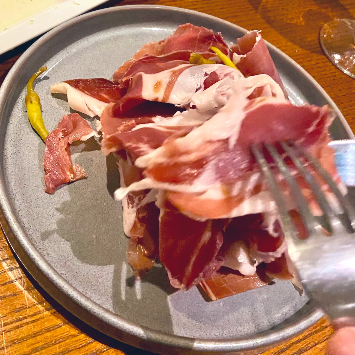 FoodieMemories's tweet photo. Jambon Ibaïama de chez Ospital, 18 mois ; Tataki de bœuf, carpaccio de betterave, mayonnaise rose ; Cochon Kintoa de chez Oteiza, polenta, fenouil rôti, réduction de vinaigre ; Feuille à feuille, ganache chocolat noir de Mr Txokola, crémeux sauge / Le Bistro du Haou #Biarritz https://t.co/E1hE2s8kiz