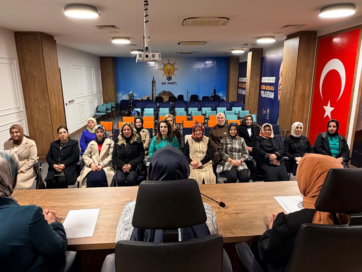 İl Kadın Kolları Başkanımız Sn. mervenurseyit başkanlığında, 17 İlçe Kadın Kolları Başkanımızın katılımıyla Ramazan ayı boyunca gerçekleştirilecek programlara ilişkin değerlendirme ve istişare toplantısına Kadın Kolları Başkanımız Sn. Esra Karadaş katıldı.